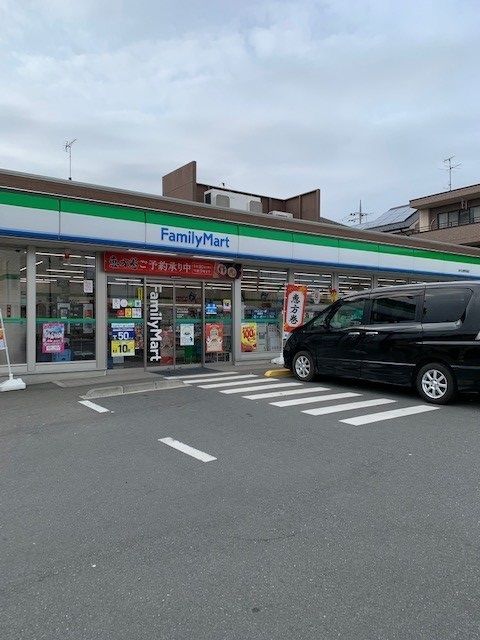 近くのファミリーマートあきる野秋留店まで260m（徒歩4分）