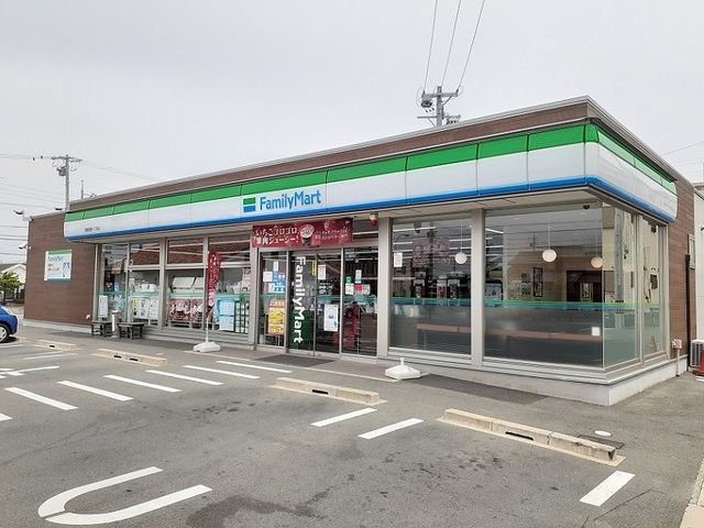 近くのファミリーマートまで500m(徒歩7分)