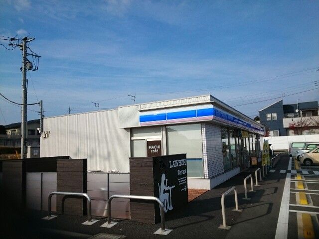 近くのローソン吉岡上野田店まで600m(徒歩8分)