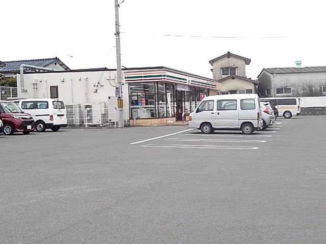 近くのコンビニまで760m（徒歩10分）