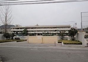 近くの長束小学校まで800m（徒歩10分）