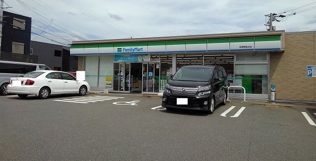 近くのファミリーマートまで1,100m（徒歩14分）