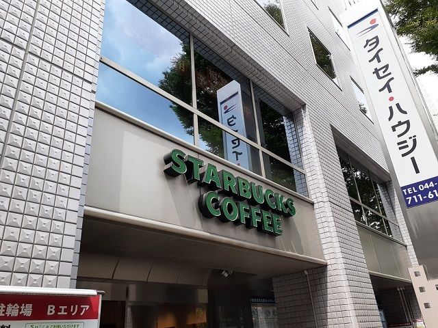 近くのスターバックスまで750m（徒歩10分）