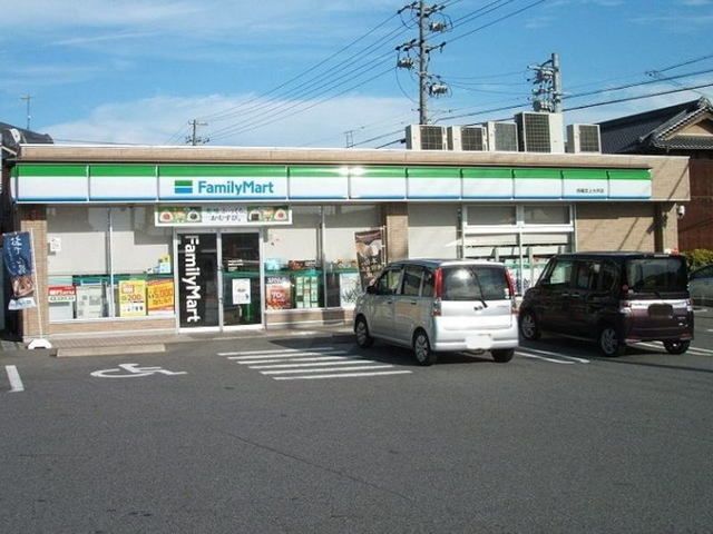 近くのファミリーマート西幡豆上大坪店まで550m(徒歩7分)