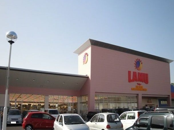近くのラ・ムー倉吉店まで1,400m（徒歩18分）
