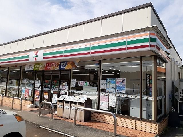 近くのセブンイレブン富山北代店まで500m（徒歩7分）