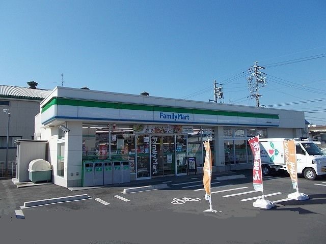 近くのファミリーマート静岡中島店まで700m(徒歩9分)