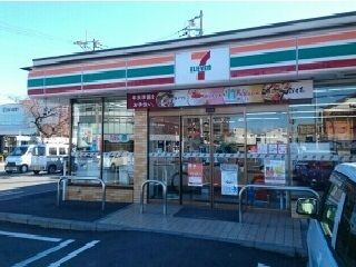 近くのセブンイレブン大井うれし野店まで950m（徒歩12分）
