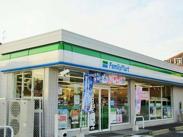 近くのファミリーマートまで1,100m(徒歩14分)