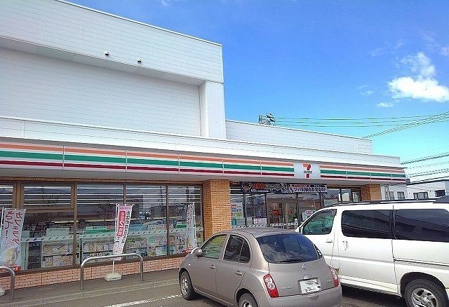 近くのセブンイレブン札幌新琴似５条店まで500m（徒歩7分）