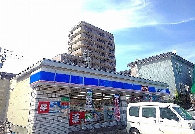 近くのローソンまで300m（徒歩4分）