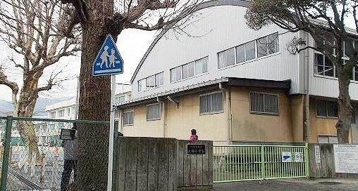 近くの大楠小学校まで600m(徒歩8分)