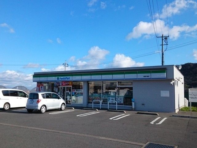 近くのファミリーマート倉敷片島店まで450m（徒歩6分）