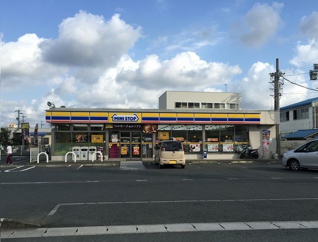 近くのミニストップ浜松細江町店まで450m（徒歩6分）