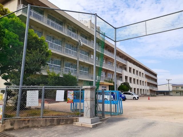 近くの多治米小学校まで750m（徒歩10分）