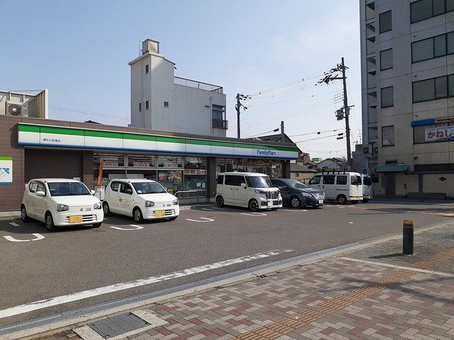 近くのファミリーマート堺中之町東店まで700m(徒歩9分)