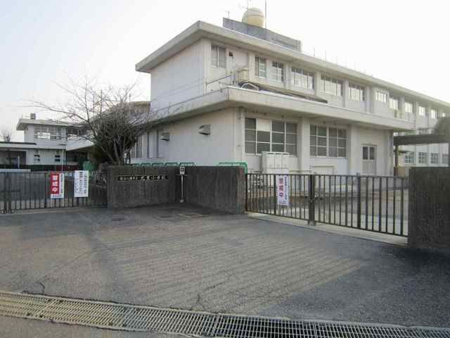 近くの近江八幡市立北里小学校まで490m(徒歩7分)