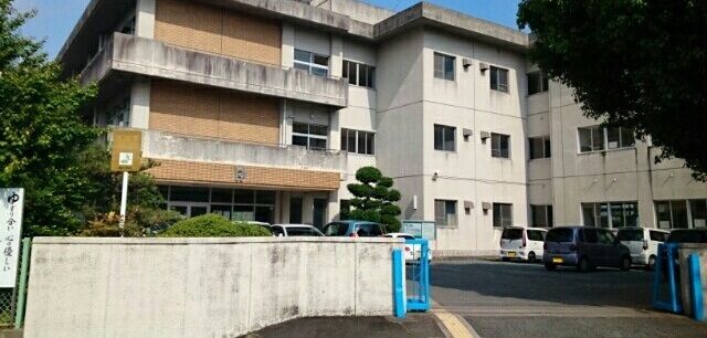 近くの豊小学校まで1,000m(徒歩13分)