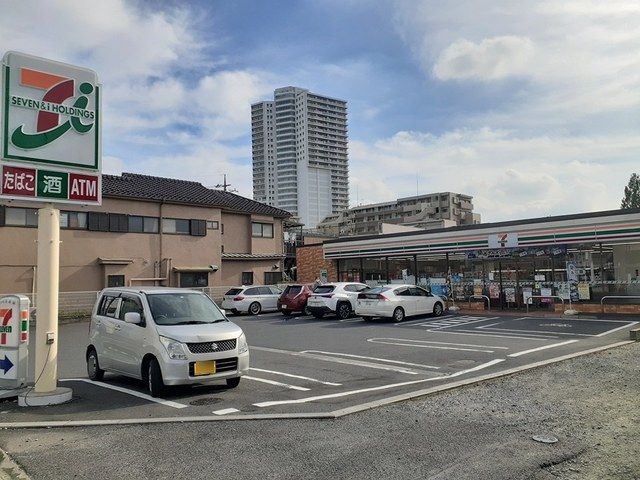 近くのセブンイレブン越ヶ谷３丁目店まで290m（徒歩4分）