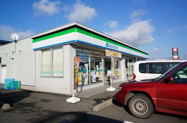 近くのファミリーマート清原テクノ店まで400m（徒歩5分）