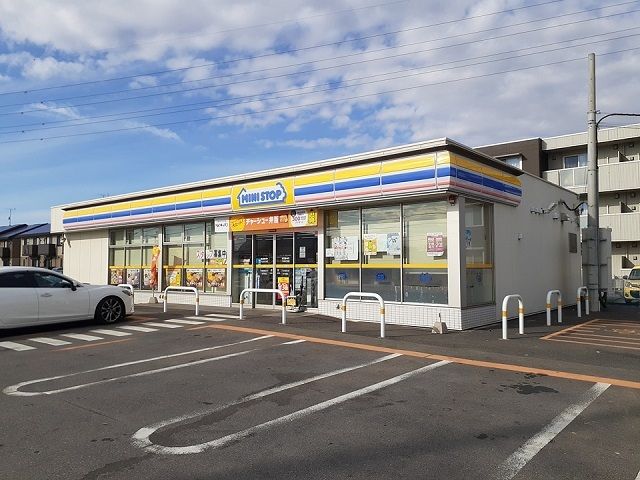近くのミニストップ谷和原福岡店まで500m（徒歩7分）