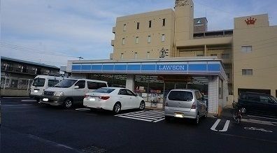 近くのローソンさんまで290m（徒歩4分）