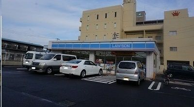 近くのローソンさんまで290m（徒歩4分）
