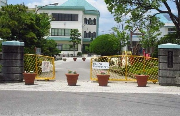 近くの神野小学校まで550m(徒歩7分)