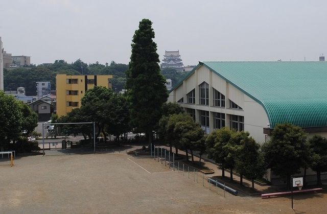 近くの本町小学校まで1,200m（徒歩15分）