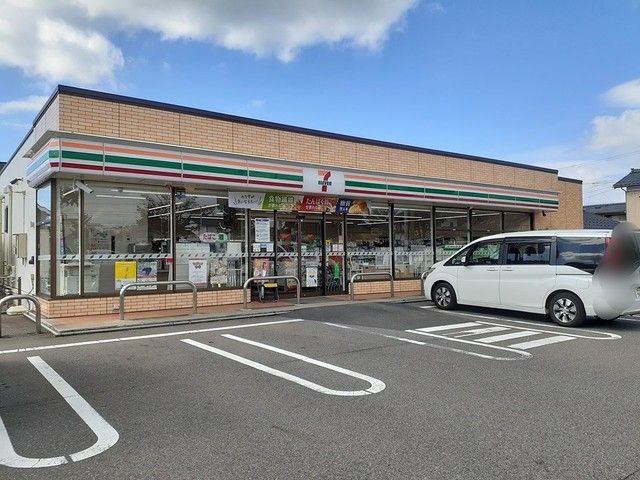 近くのコンビニまで260m（徒歩4分）