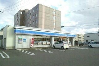 近くのローソン旭川大町３条店まで300m（徒歩4分）