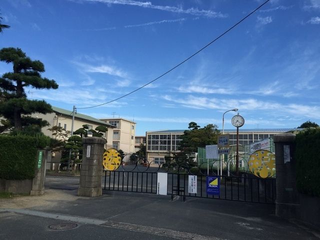 近くの浜松市立広沢小学校まで300m(徒歩4分)