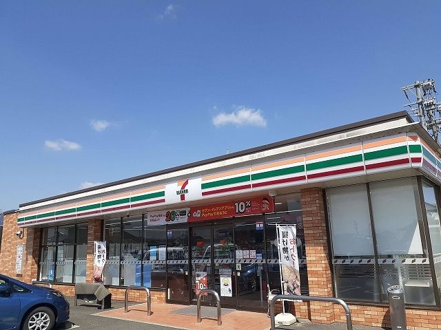 近くのセブンイレブン亀山川崎店まで300m(徒歩4分)