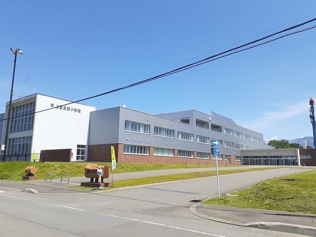 近くの上富良野小学校まで550m（徒歩7分）