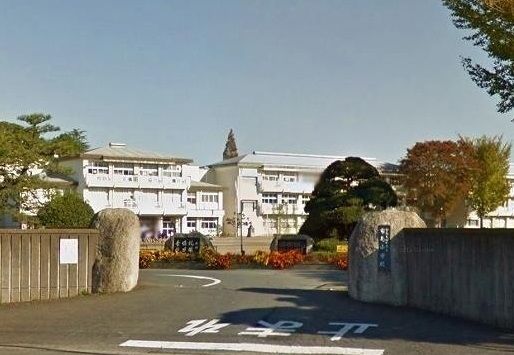 近くの市立市毛小学校まで1,800m（徒歩23分）