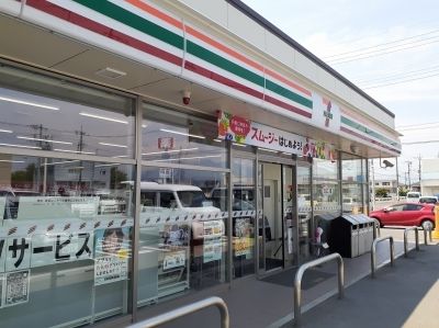近くのセブンイレブン前橋北代田町店まで400m（徒歩5分）