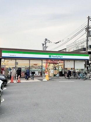 近くのファミリーマート板橋台橋通り店まで126m(徒歩2分)