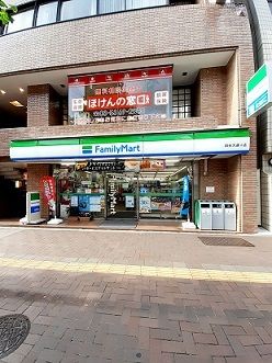 近くのファミリーマート四谷大通り店まで121m(徒歩2分)