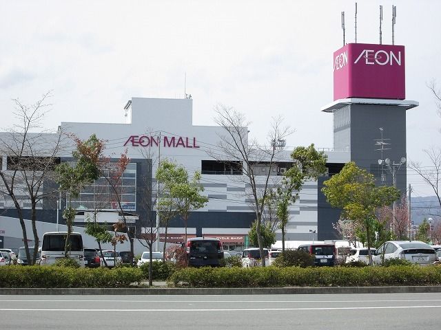 近くのイオンモール南店まで2,100m（徒歩27分）