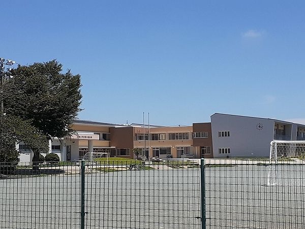 近くの亀山市立川崎小学校まで2,200m（徒歩28分）