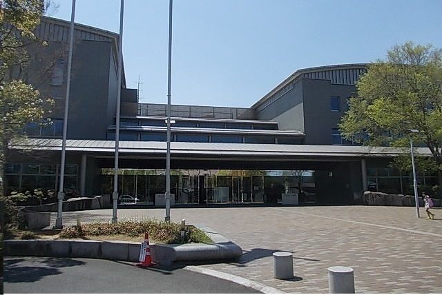 近くの県立図書館さんまで1,400m(徒歩18分)