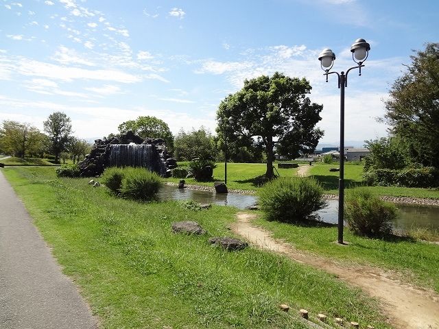 近くの東中富親水公園まで1,600m(徒歩20分)