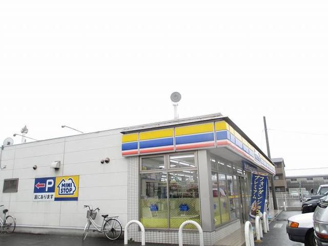 近くのミニストップ四日市泊小柳店まで490m（徒歩7分）
