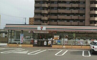 近くのセブンイレブンさんまで300m（徒歩4分）