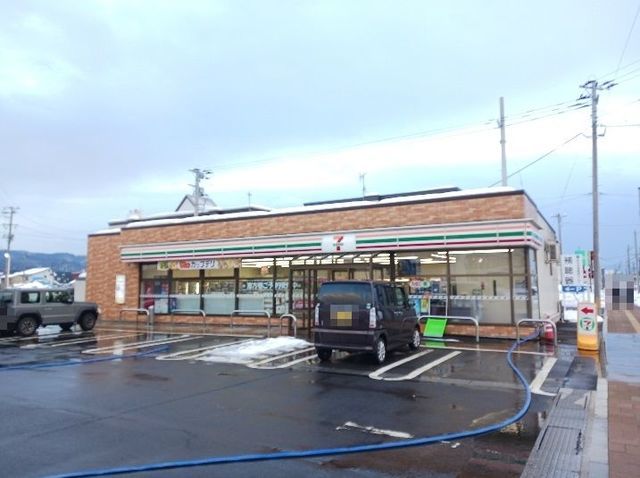 近くのセブンイレブン大館御成町店まで1,200m（徒歩15分）