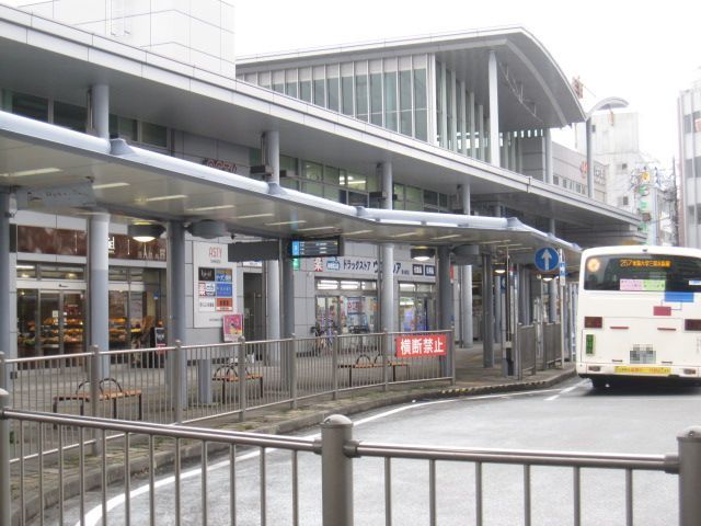 近くの駅まで1,900m（徒歩24分）