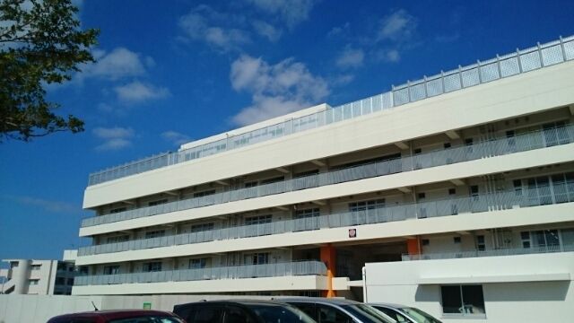 近くの上間小学校まで300m（徒歩4分）