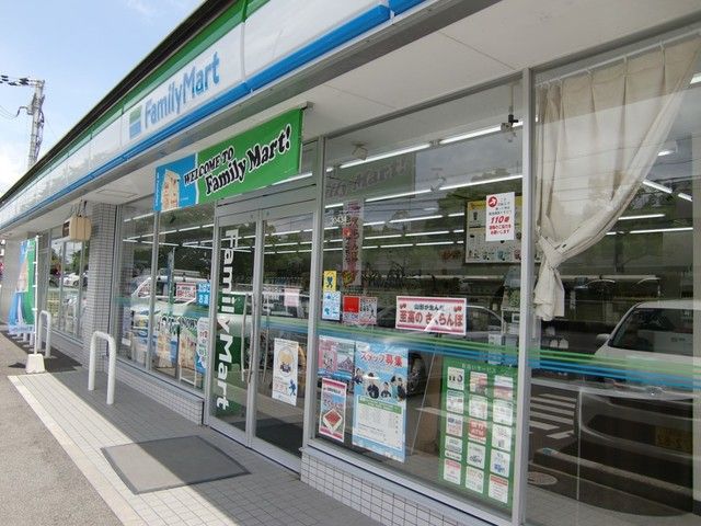 近くのファミリーマート湖南石部南店まで1,047m（徒歩14分）