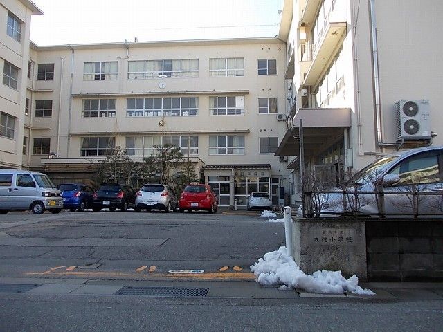 近くの大徳小学校まで650m（徒歩9分）