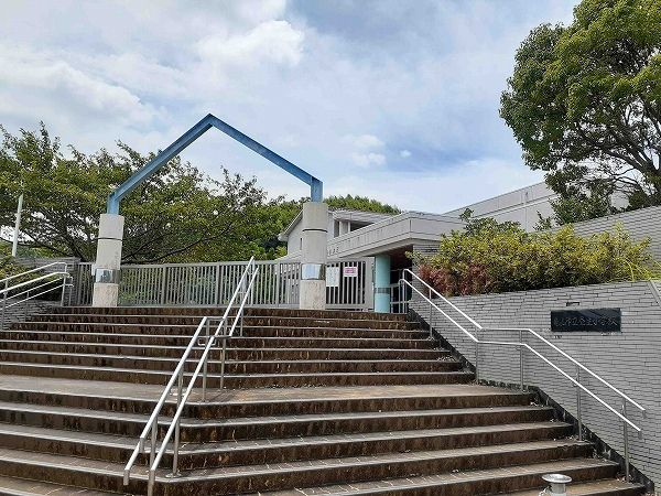 近くの亀山市立昼生小学校まで600m(徒歩8分)